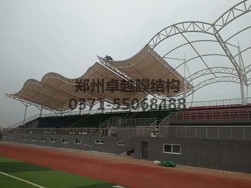 安裝膜結(jié)構(gòu)具有一定危險性，需做好安全措施