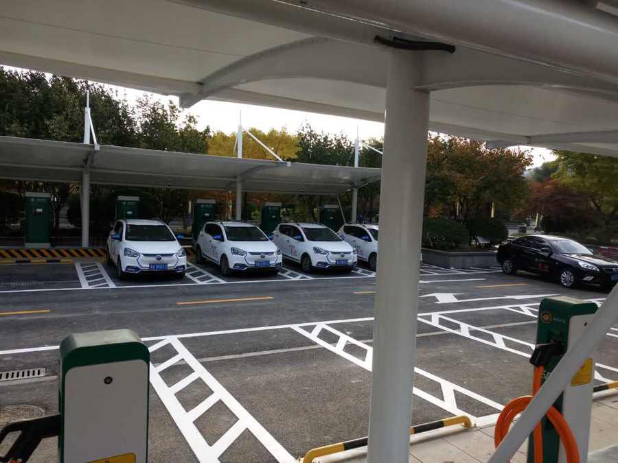 七字型的汽車(chē)停車(chē)棚，也是汽車(chē)蓬里，使用比較多的一款造型